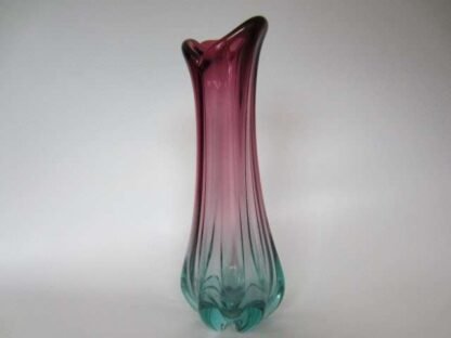 Tall 30cm hand-made pink and blue sommerso ribbed art glass vase - Image 3